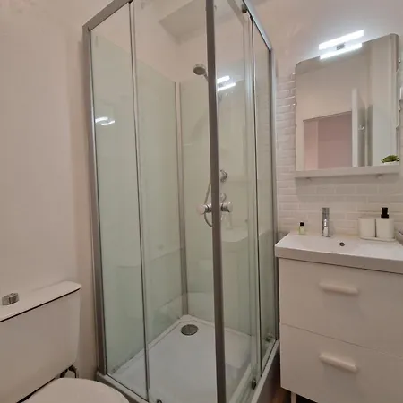 Paul - Proche Gare Centre & Arena Apartman